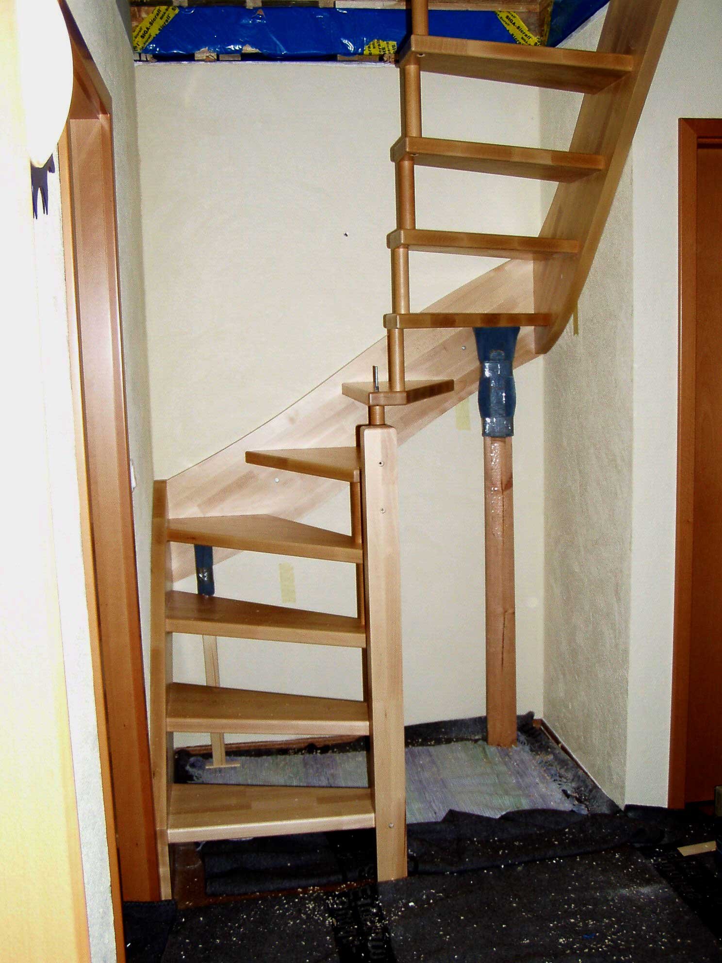 Freitragende Bolzentreppe aus Buche