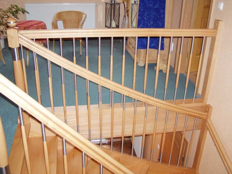 Holztreppe mit Edelstahlgeländer
