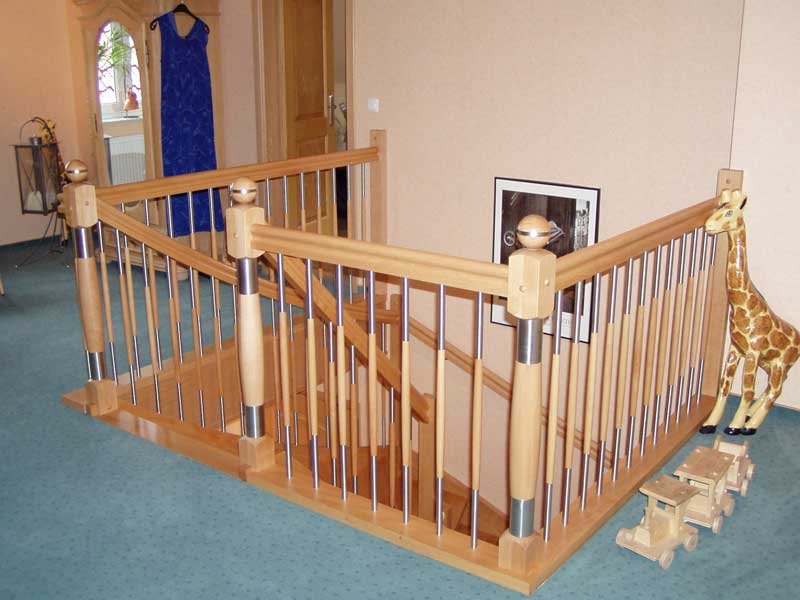 Holztreppe Edelstahl Detail