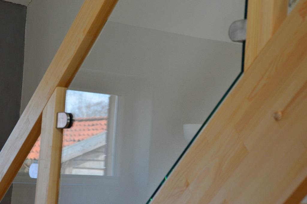 Treppe aus Kiefer mit Glasgeländer